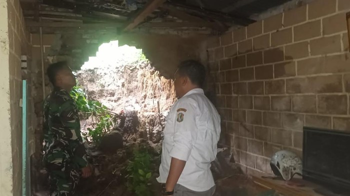 Satu rumah di Kota Gorontalo diterjang longsor.