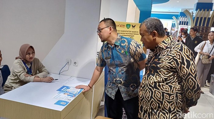 Sekda Maros Andi Davied Syamsuddin dan Kepala DPMPTSP-TK Maros Nuryadi mengunjungi salah satu tenan perusahaan di Maros Job Fair 2024.