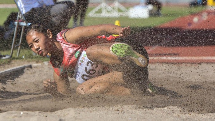 Semangat Juang Para Atlet di Kejurnas Atletik Jateng Open 2024 Sejumlah atlet nomor lari 100 meter putra bertanding pada Kejuaraan Nasional (Kejurnas) Jateng Open 2024 di GOR Tri Lomba Juang, Semarang, Jawa Tengah, Kamis (27/6/2024). Kejurnas atletik yang diikuti 750 atlet kelompok usia U18, U20, dan senior dari berbagai provinsi di Indonesia tersebut berlangsung hingga Sabtu (29/6), merupakan ajang kualifikasi persiapan PON 2024 Aceh-Sumatera Utara. ANTARA FOTO/Makna Zaezar/Spt.