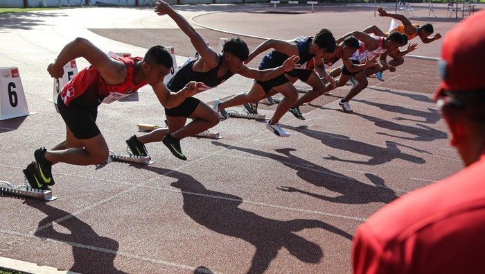 Sejumlah atlet nomor lari 100 meter putra bertanding pada Kejuaraan Nasional (Kejurnas) Jateng Open 2024 di GOR Tri Lomba Juang, Semarang, Jawa Tengah, Kamis (27/6/2024). Kejurnas atletik yang diikuti 750 atlet kelompok usia U18, U20, dan senior dari berbagai provinsi di Indonesia tersebut berlangsung hingga Sabtu (29/6), merupakan ajang kualifikasi persiapan PON 2024 Aceh-Sumatera Utara. ANTARA FOTO/Makna Zaezar/Spt.