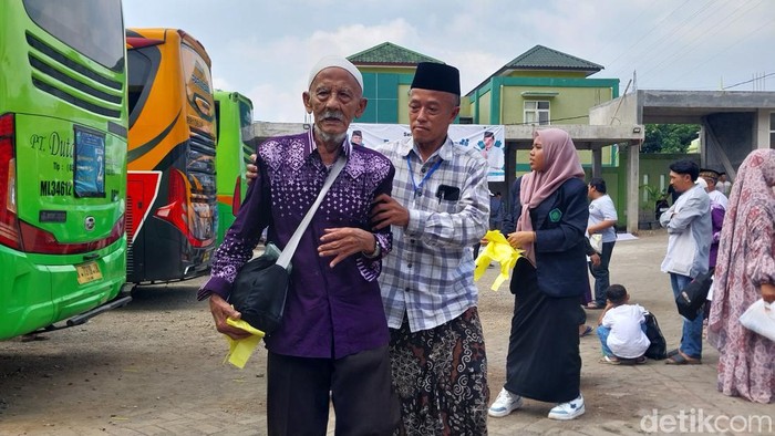 Seorang jemaah haji yang telah kembali ke Kota Batu