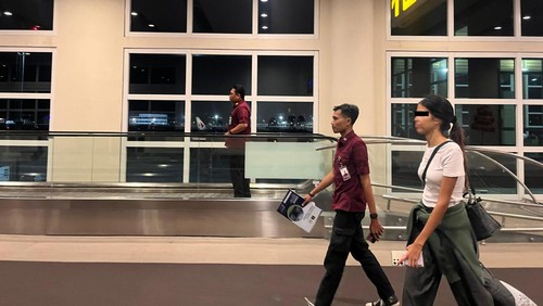 Seorang warga negara (WN) Kolombia berinsial ATL saat dideportasi melalui Bandara I Gusti Ngurah Rai, Bali, Ia dideportasi lantaran tidak membayar biaya menginap di hotel dan makanan di restoran. (Foto: Istimewa)