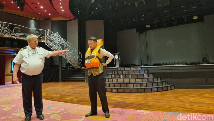 Sesi penyuluhan keamanan di kapal Resorts World One.