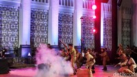 Sejumlah hiburan musik dan teatrikal perjuangan arek-arek Suroboyo melawan tentara Inggris ditampilkan untuk mengenalkan sejarah di sekitar kawasan Eropa Kota Lama.