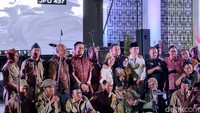 Wali Kota Surabaya Eri Cahyadi foto bersama usai peresmian Kota Lama Surabaya.