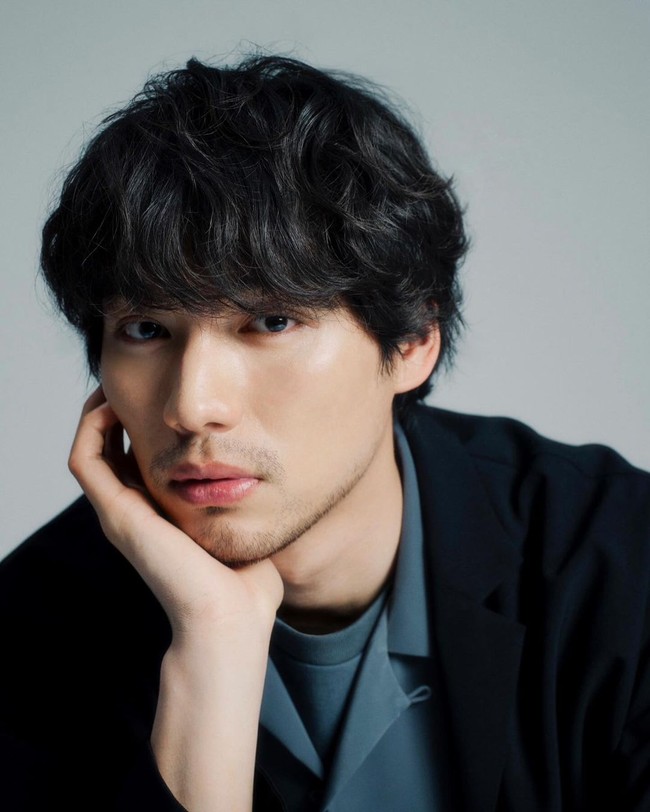 Sota Fukushi bukan wajah baru di industri hiburan Jepang. Kariernya bermula di bangku SMA saat jalan-jalan di Shibuya dan dimintai foto. Wajahnya terpampang di majalah pada 2010 dan ternyata dilirik seorang pejabat agensi. Foto: dok. Instagram @fukushi_sota_official