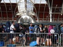 Stasiun Paddington Penuh Sesak Penggemar Glastonbury