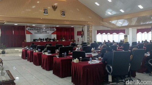 Suasana sidang paripurna DPRD Kota Kupang, Kamis (27/6/2024). (Simon Selly/detikBali)