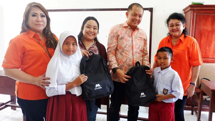 Tabungan Mega Berbagi Turut Mewujudkan Mimpi Anak Indonesia Corporate Affairs Head Bank Mega Christiana M. Damanik (kedua kiri), Branch Manager Bank Mega KC Padang Slova Sukiat (tengah) dan perwakilan nasabah Benny Syofyan (kedua kanan) sedang mendengarkan penjelasan dari Kepala Sekolah SD Negeri 16 Siparayo Naswir (kanan) disela-sela peninjauan bangunan sekolah yang telah selesai direnovasi melalui donasi yang berasal dari Tabungan Mega Berbagi.