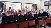 Tabungan Mega Berbagi memberikan kesempatan kepada nasabah untuk bersama-sama Bank Mega memberikan bantuan di bidang pendidikan melalui sumbangan sebesar 1 % dari suku bunga yang diterima dan akan ditambahkan oleh Bank Mega sebesar jumlah yang sama. 