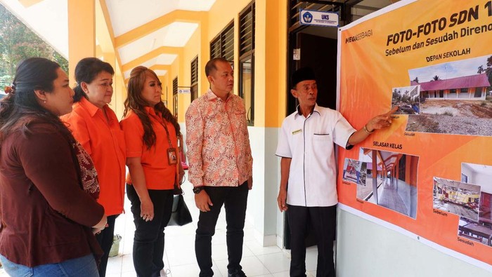 Corporate Affairs Head Bank Mega Christiana M. Damanik (kedua kiri), Branch Manager Bank Mega KC Padang Slova Sukiat (tengah) dan perwakilan nasabah Benny Syofyan (kedua kanan) sedang mendengarkan penjelasan dari Kepala Sekolah SD Negeri 16 Siparayo Naswir (kanan) disela-sela peninjauan bangunan sekolah yang telah selesai direnovasi melalui donasi yang berasal dari Tabungan Mega Berbagi.