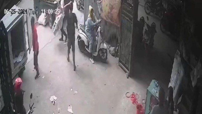 Tangkapan layar rekaman CCTV penjambretan di Pandeglang (dok. Istimewa)