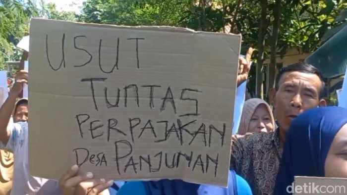 Momen warga Desa Panjunan, Pemalang, berdemo terkait dugaan penggelapan uang PBB yang dilakukan 2 perangkat desa, Kamis (27/6/2024).