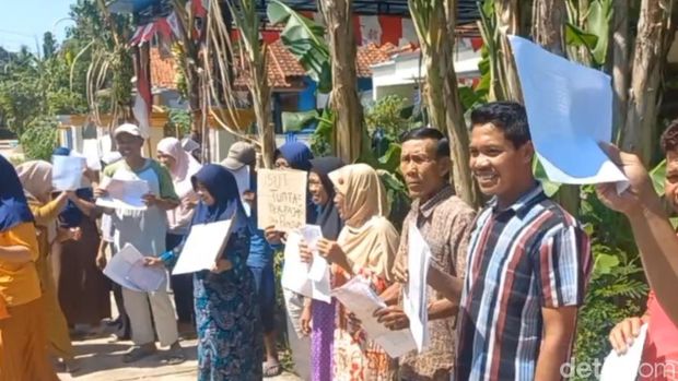 Momen warga Desa Panjunan, Pemalang, berdemo terkait dugaan penggelapan uang PBB yang dilakukan 2 perangkat desa, Kamis (27/6/2024).