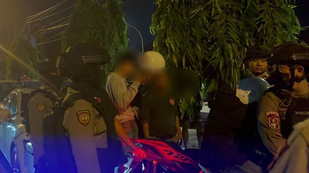 Tim Sparta Polresta Solo saat mengamankan oknum suporter yang bentrok di Jalan Ahmad Yani, Kelurahan Kerten, Kecamantan Laweyan, Kota Solo, Rabu (26/6/2024) malam.
