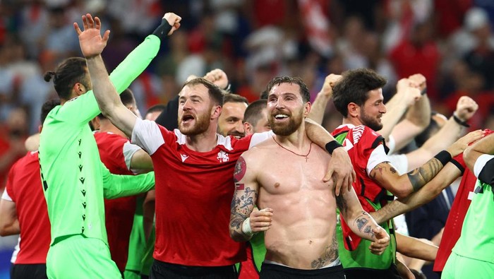 Soccer Football - Euro 2024 - Group F - Georgia v Portugal - Arena AufSchalke, Gelsenkirchen, Germany - June 26, 2024  Georgias Guram Kashia with teammates celebrate after the match REUTERS/Bernadett Szabo