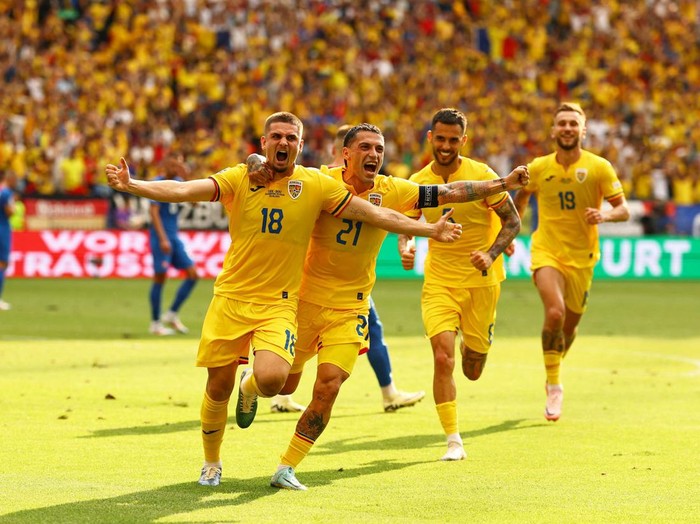 Timnas Rumania Soccer Football - Euro 2024 - Group E - Slovakia v Romania - Frankfurt Arena, Frankfurt, Germany - June 26, 2024 Romanias Razvan Marin celebrates scoring their first goal with Nicolae Stanciu REUTERS/Kai Pfaffenbach     TPX IMAGES OF THE DAY