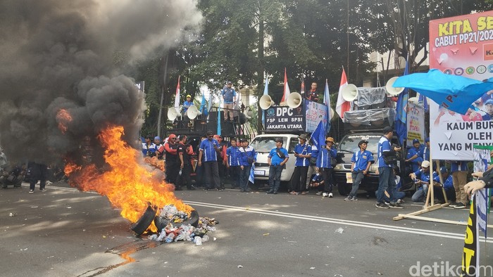 Tolak Tapera Massa Buruh Bakar Ban di Depan Kemenkeu (Maulana Ilhami F/detikcom)
