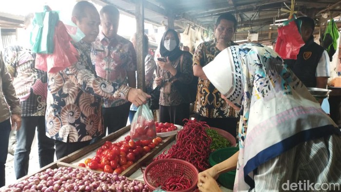 TPID Sumut saat meninjau harga bahan pokok di Pasar Palapa Medan. (Kartika Sari/detikSumut)