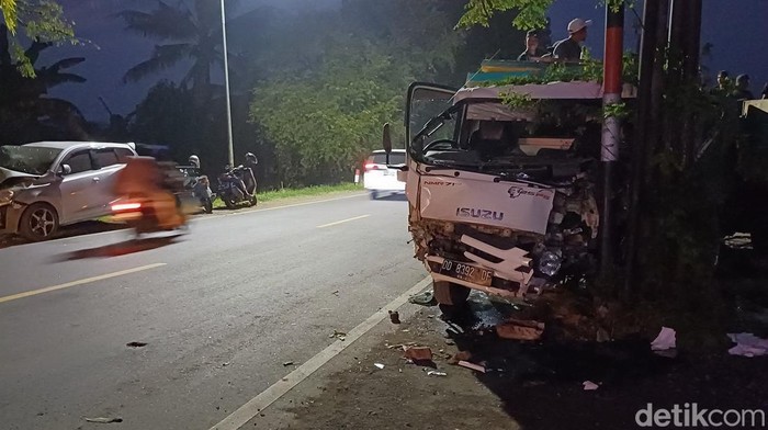 Truk dan minibus tabrakan di Jalan Poros Maros-Bone.
