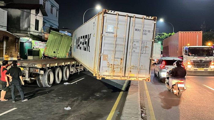 Kejadian Maut: Truk Melaju Kencang Tabrak Xpander dan Rumah Makan di Bekasi Akibat Sopir Mengantuk