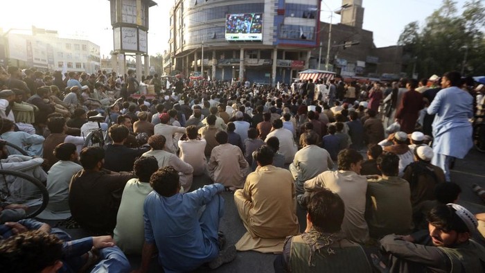 Afghan cricket fans watch the men's T20 World Cup semifinal cricket match between Afghanistan and South Africa, on a big screen in the city of Jalalabad, east of Afghanistan, Thursday, June 27, 2024. (AP Photo/Shafiullah Kakar)