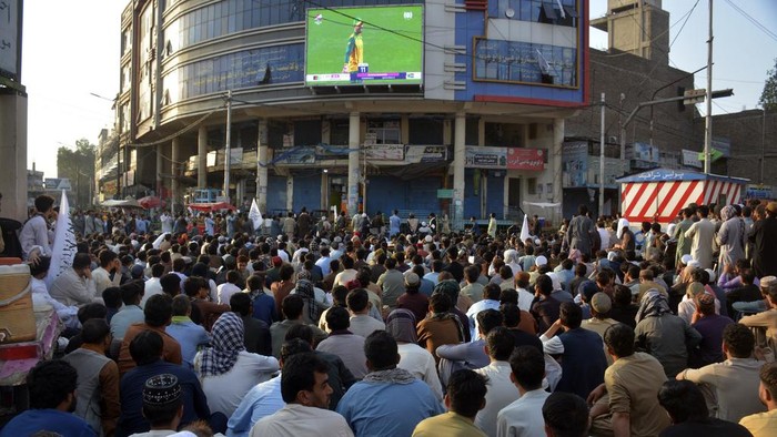 Afghan cricket fans watch the men's T20 World Cup semifinal cricket match between Afghanistan and South Africa, on a big screen in the city of Jalalabad, east of Afghanistan, Thursday, June 27, 2024. (AP Photo/Shafiullah Kakar)
