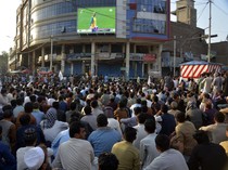 Tumpah Ruah Warga Afghanistan Nobar Piala Dunia Kriket