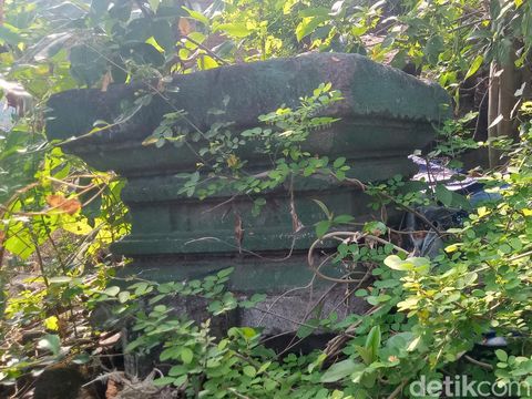 Tumpukan batu komponen candi di Umbul Gedong Jetis, Kecamatan Tulung, Kabupaten Klaten, Kamis (27/6/2024).