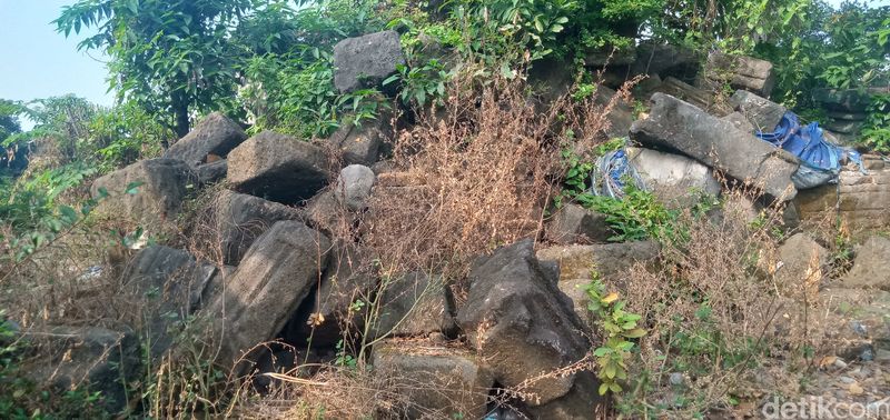 Tumpukan batu komponen candi di Umbul Gedong Jetis, Kecamatan Tulung, Kabupaten Klaten, Kamis (27/6/2024).