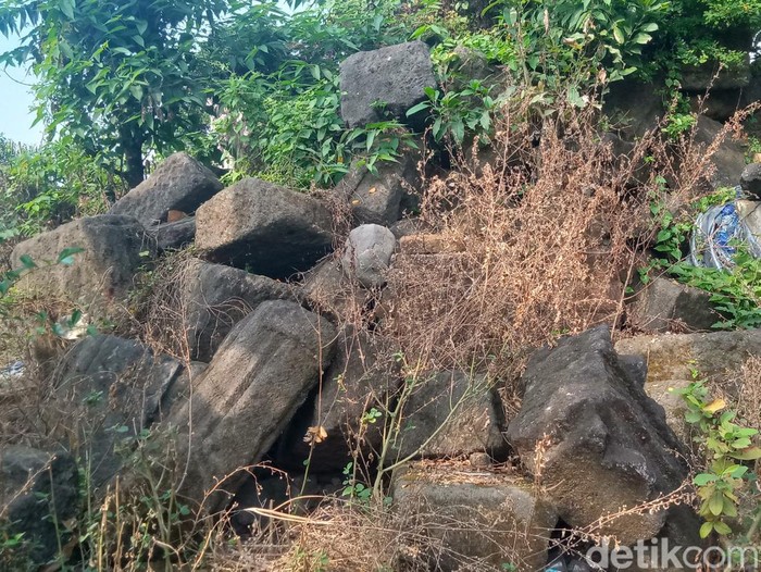 Tumpukan batu komponen candi di Umbul Gedong Jetis, Kecamatan Tulung, Kabupaten Klaten, Kamis (27/6/2024).