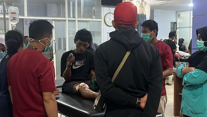Pria bernama Kasman (40) di Kabupaten Polewali Mandar (Polman), Sulawesi Barat (Sulbar), diserang ular piton sepanjang 7 meter.
