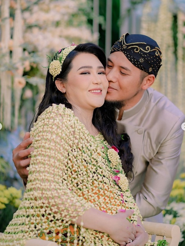 Tingkeban sendiri merupakan selamatan yang dilakukan saat usia kandungan pertama sudah memasuki usia 7 bulan. Tradisi tersebut bertujuan untuk mendoakan sang jabang bayi agar bisa terlahir dengan sehat dan lancar. Foto: Instagram/@viavallen