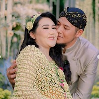 Tingkeban sendiri merupakan selamatan yang dilakukan saat usia kandungan pertama sudah memasuki usia 7 bulan. Tradisi tersebut bertujuan untuk mendoakan sang jabang bayi agar bisa terlahir dengan sehat dan lancar. Foto: Instagram/@viavallen