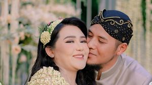 8 Foto Via Vallen Jalani Tradisi 7 Bulanan Tingkeban, Baby Bump Curi Atensi