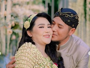 8 Foto Via Vallen Jalani Tradisi 7 Bulanan Tingkeban, Baby Bump Curi Atensi