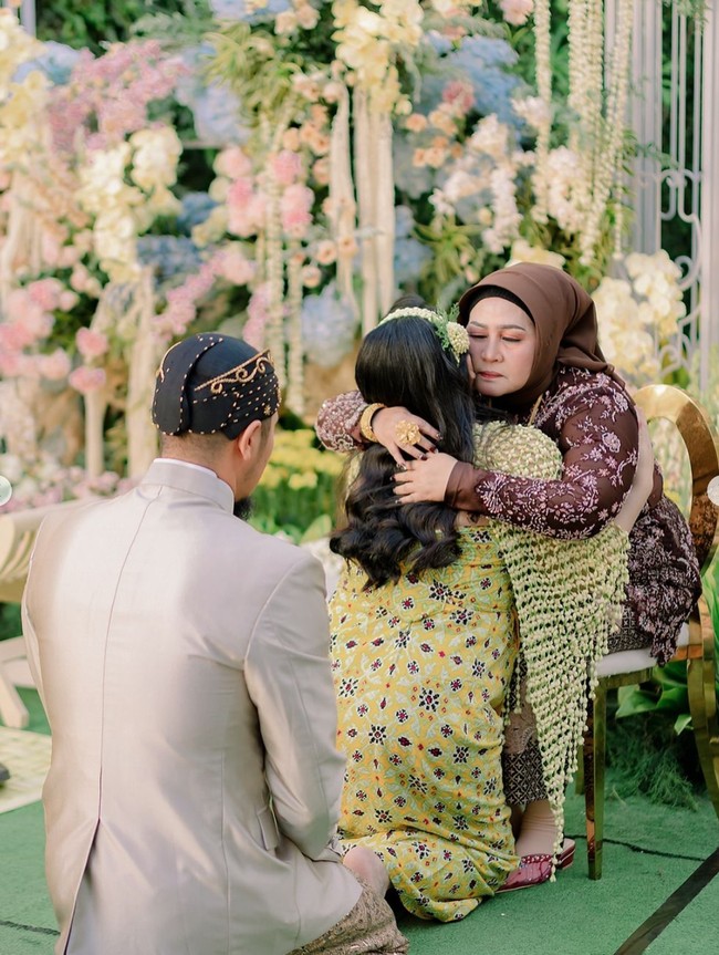 Via dan suaminya terlihat menjalani satu per satu rangkaian acara. Suasana haru terlihat saat prosesi sungkeman kepada orangtua. Foto: Instagram/@viavallen