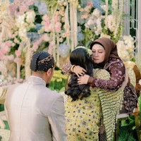 Via dan suaminya terlihat menjalani satu per satu rangkaian acara. Suasana haru terlihat saat prosesi sungkeman kepada orangtua. Foto: Instagram/@viavallen