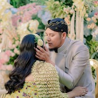 Tak hanya kepada orangtua, Via juga melakukan sungkem kepada suaminya, Chevra. Terlihat Via yang berlutut di hadapan sang suami. Foto: Instagram/@viavallen