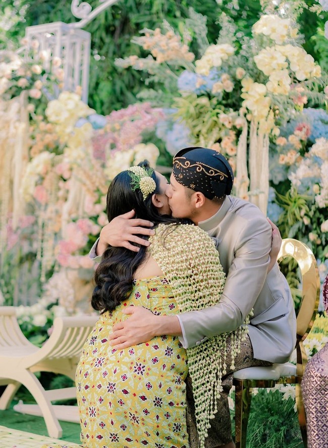 Di prosesi adat tersebut Via terlihat mengenakan kain batik berwarna kuning dan roncean melati. Rambut panjangnya tampak dicatok dan dibiarkan terurai. Foto: Instagram/@viavallen