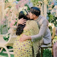 Di prosesi adat tersebut Via terlihat mengenakan kain batik berwarna kuning dan roncean melati. Rambut panjangnya tampak dicatok dan dibiarkan terurai. Foto: Instagram/@viavallen