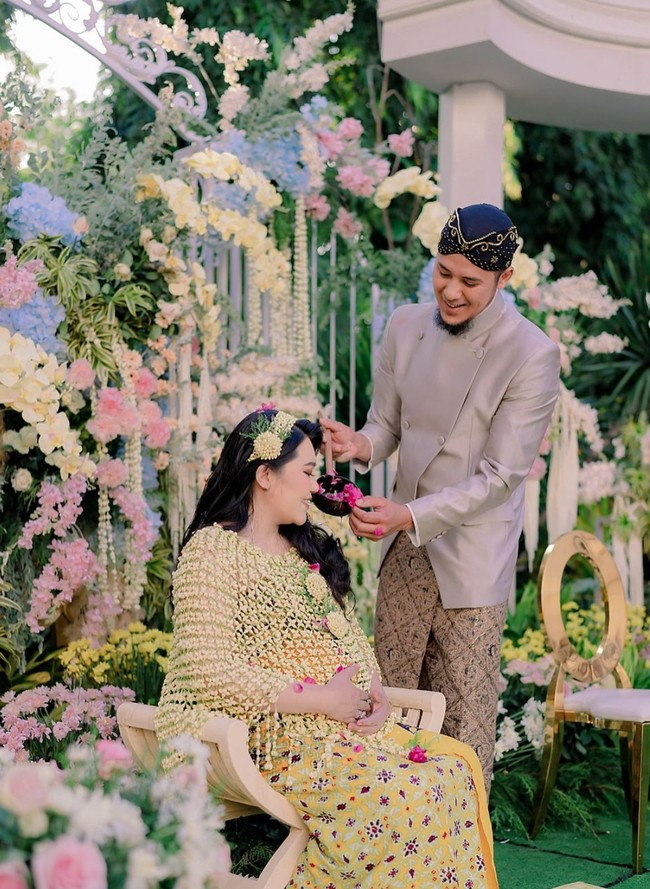 Memasuki usia 7 bulan, baby bump di perut Via Vallen pun semakin jelas terlihat. Pesona bumil itu kian terpancar jelang proses persalinan. Foto: Instagram/@viavallen