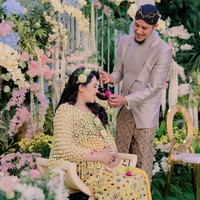 Memasuki usia 7 bulan, baby bump di perut Via Vallen pun semakin jelas terlihat. Pesona bumil itu kian terpancar jelang proses persalinan. Foto: Instagram/@viavallen