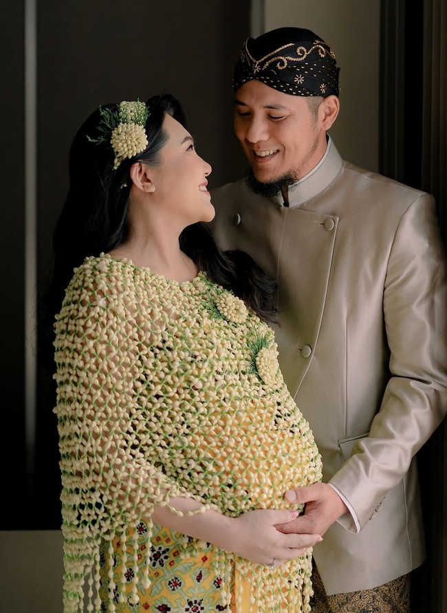 Sebelumnya wanita 32 tahun itu sempat mengabarkan jika dirinya keguguran saat usia kehamilan 8 minggu. Hal itu dikarenakan janinnya tidak berkembang. Kini sudah kembali hamil, pasangan tersebut tampak begitu bahagia dan tak sabar untuk bertemu dengan anak pertama mereka. Foto: Instagram/@viavallen