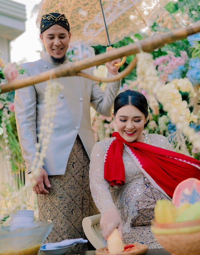 Via juga terlihat mengenakan kebaya berwarna abu-abu dipadukan dengan bawahan kain batik berwarna coklat, senada dengan sang suami yang mengenakan beskap. Kebaya yang dikenakannya itu membuat baby bump Via terlihat semakin jelas. Foto: Instagram/@viavallen