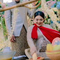 Via juga terlihat mengenakan kebaya berwarna abu-abu dipadukan dengan bawahan kain batik berwarna coklat, senada dengan sang suami yang mengenakan beskap. Kebaya yang dikenakannya itu membuat baby bump Via terlihat semakin jelas. Foto: Instagram/@viavallen