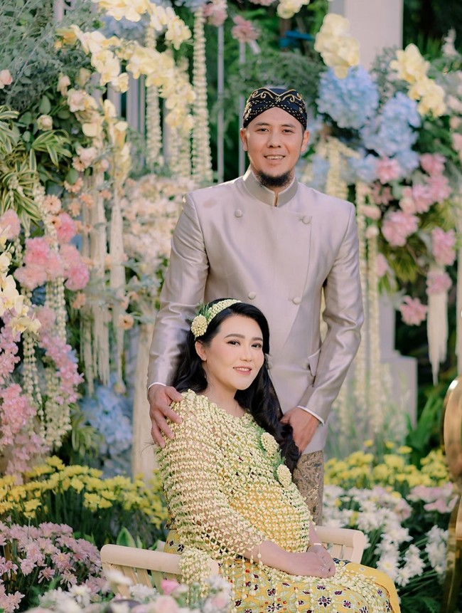 Memasuki usia kehamilan 7 bulan, Via Vallen & suami tampak menjalani tradisi adat Jawa Timur, Tingkeban. Baby bump di perut Via pun terlihat sudah makin besar. Foto: Instagram/@viavallen