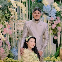 Memasuki usia kehamilan 7 bulan, Via Vallen & suami tampak menjalani tradisi adat Jawa Timur, Tingkeban. Baby bump di perut Via pun terlihat sudah makin besar. Foto: Instagram/@viavallen