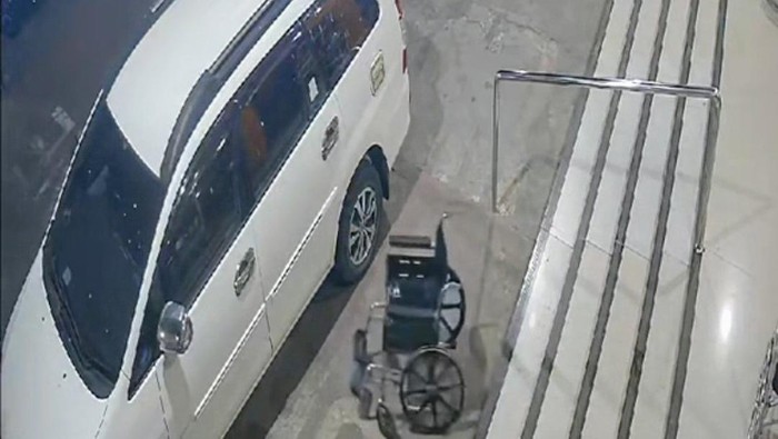 Viral kursi roda jalan sendiri di Situbondo
