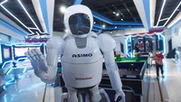 Pengunjung menyaksikan sejumlah robot yang dipamerkan di Robopark Indonesia, Pluit Village Mall, Jakarta Utara, Kamis (27/6/2024).